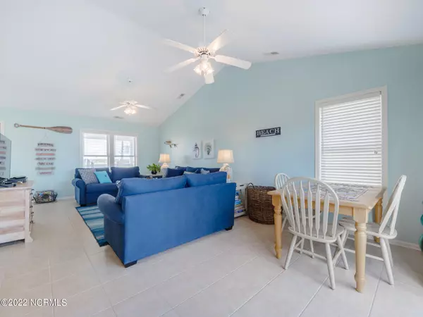 Surf City, NC 28445,612 S Topsail DR