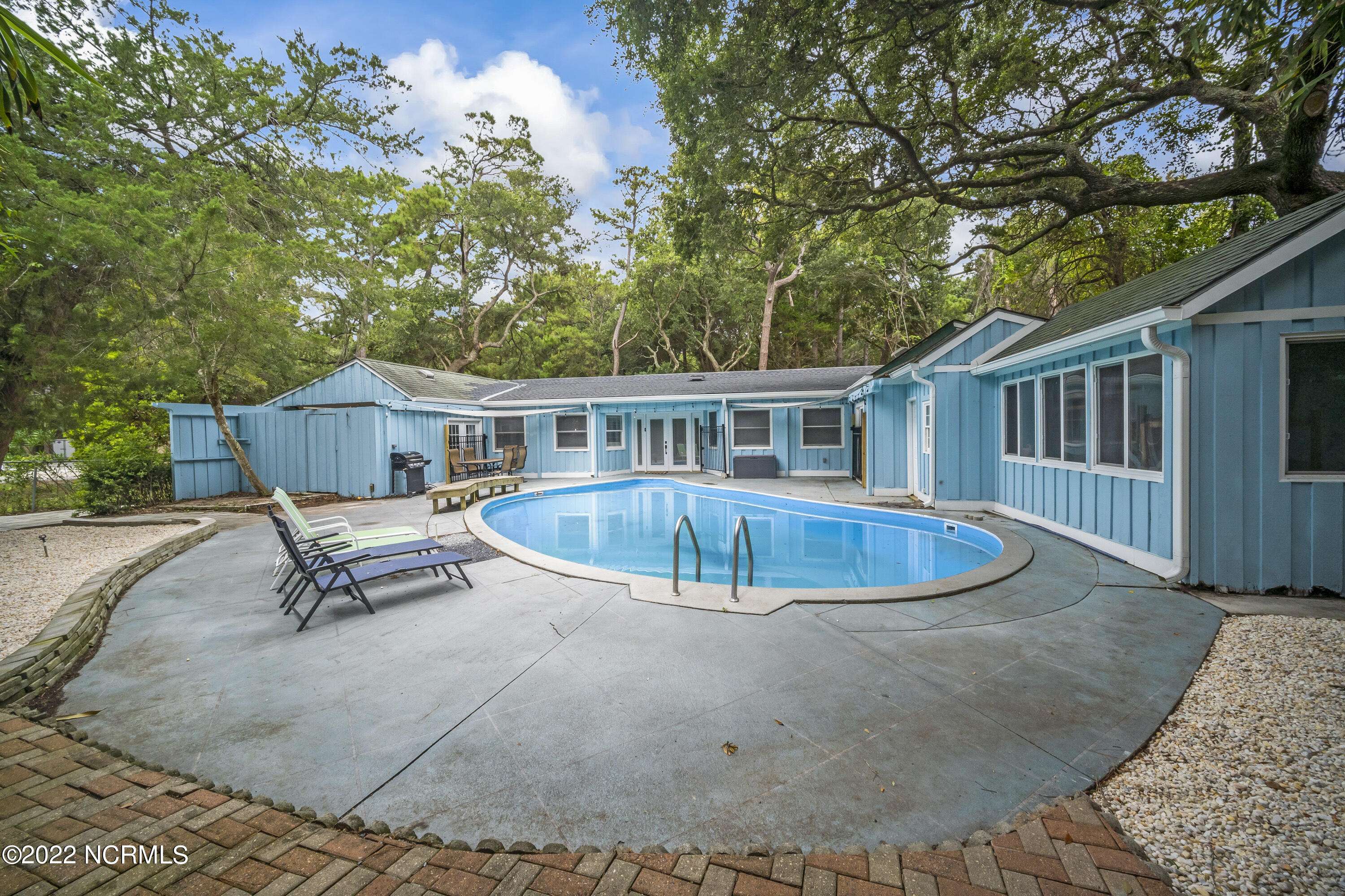 118 Holly RD, Pine Knoll Shores, NC 28512