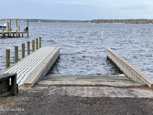 Swansboro, NC 28584,310 Limbaugh LN