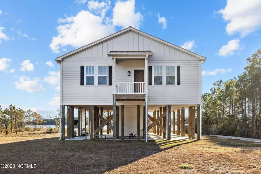 144 Ray LN, Swansboro, NC 28584