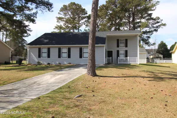 Hubert, NC 28539,105 Pine Needle DR