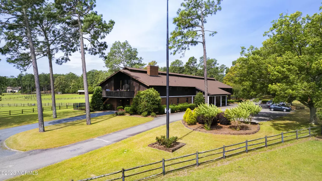 222 Cross Country LN, Southern Pines, NC 28387