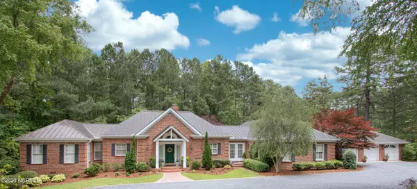8 Melrose DR, Pinehurst, NC 28374