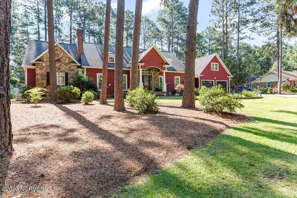 Southern Pines, NC 28387,135 W Hedgelawn Way