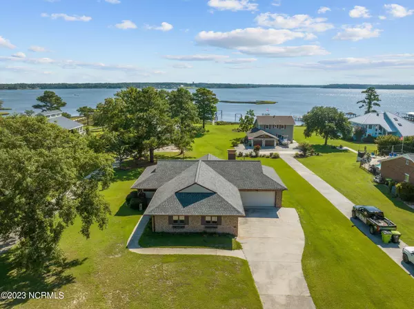 226 River Reach DR, Swansboro, NC 28584