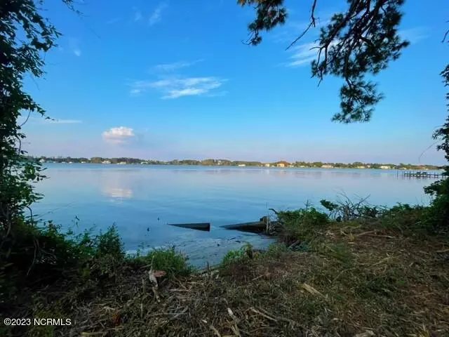 Gloucester, NC 28528,235 Sleepy Point RD