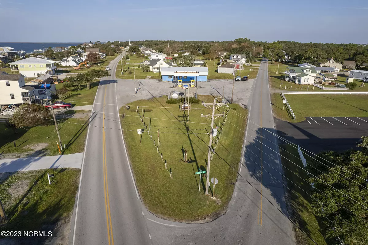 Harkers Island, NC 28531,600 Cape Lookout DR