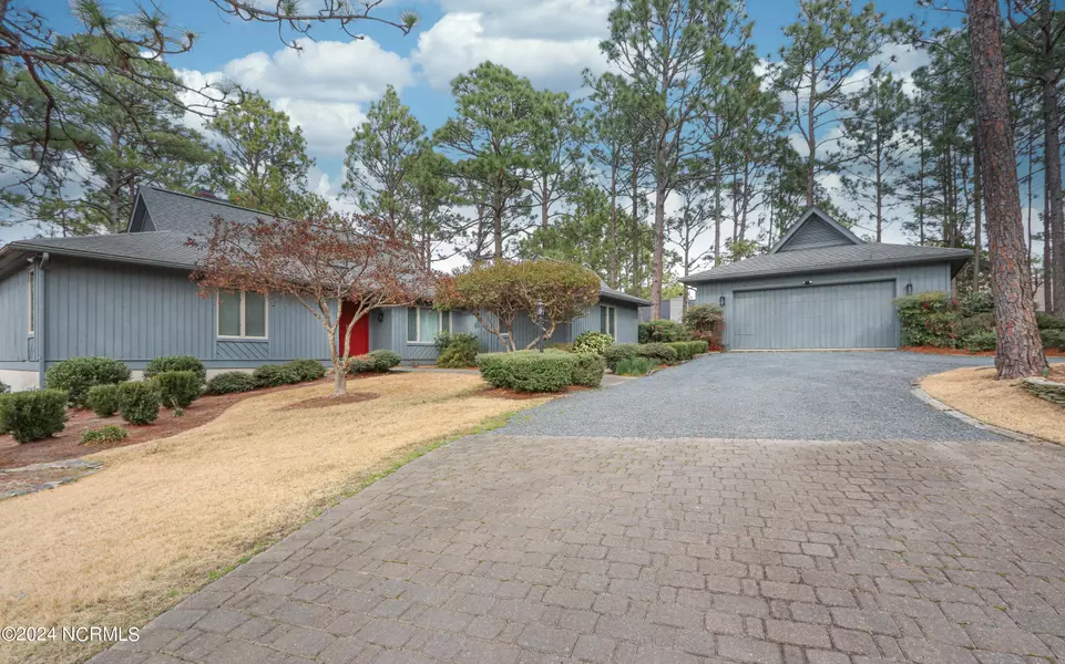 8 Chatham LN, Pinehurst, NC 28374