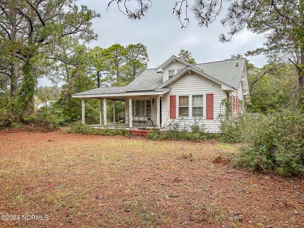 221 Cape Lookout DR, Harkers Island, NC 28531