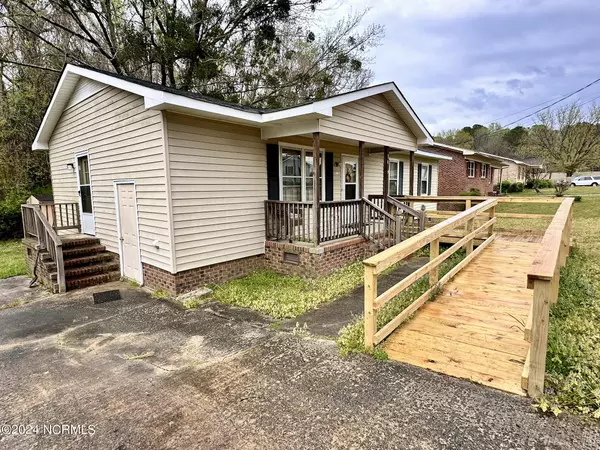 Williamston, NC 27892,304 S Harrell ST