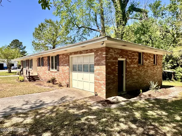 Williamston, NC 27892,122 W Grace ST