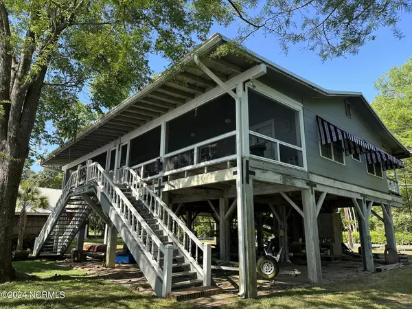 2814 Canal Cove RD, Lake Waccamaw, NC 28450