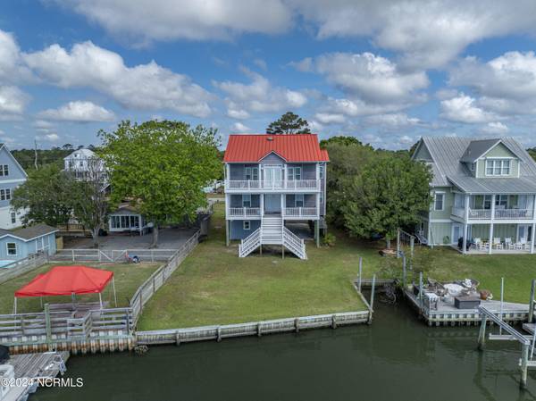 300 Atkinson Point RD, Surf City, NC 28445