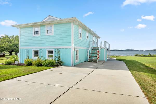 171 Hall Point RD, Sneads Ferry, NC 28460