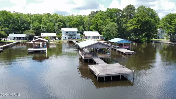 Lake Waccamaw, NC 28450,2202 Canal Cove Road