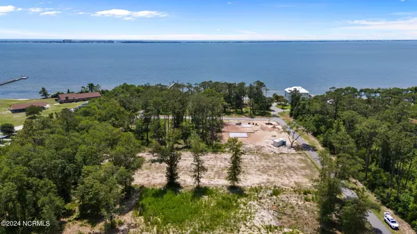 121 Gales Shore CIR, Newport, NC 28570