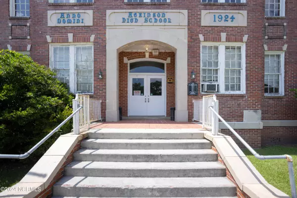 300 W Henry ST, Atkinson, NC 28421