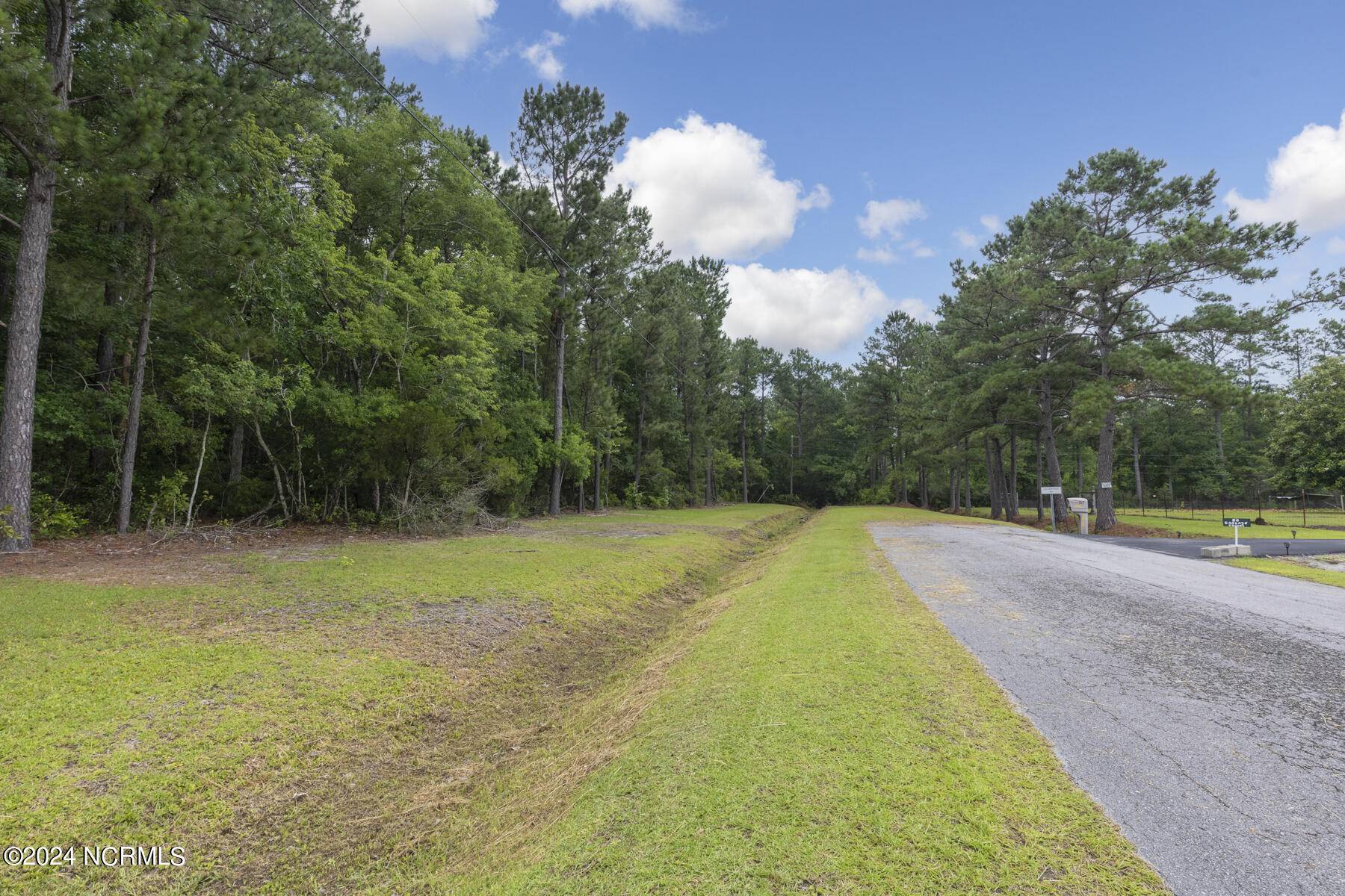 216 Meadow LN E, Hubert, NC 28539