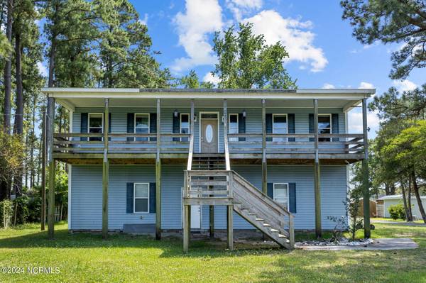 402 Gillikin RD, Beaufort, NC 28516