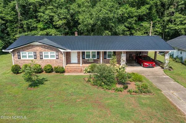 1996 Fountaintown RD,  Chinquapin,  NC 28521