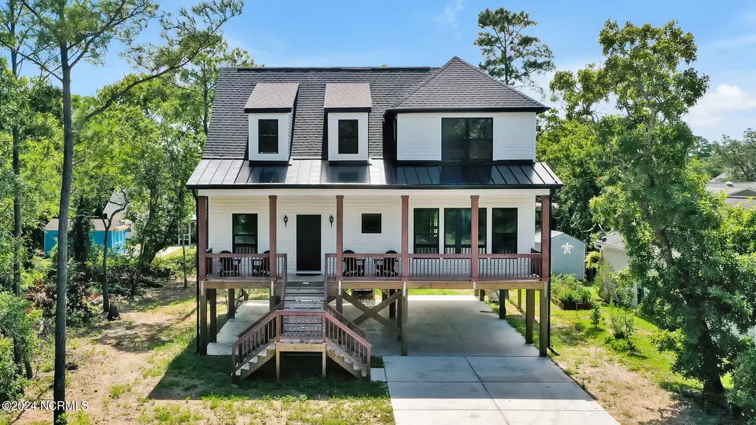 136 N Middleton AVE, Oak Island, NC 28465