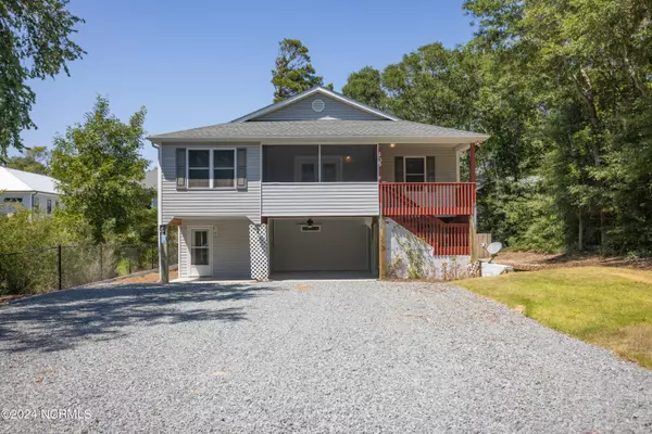 105 SE 15th ST, Oak Island, NC 28465