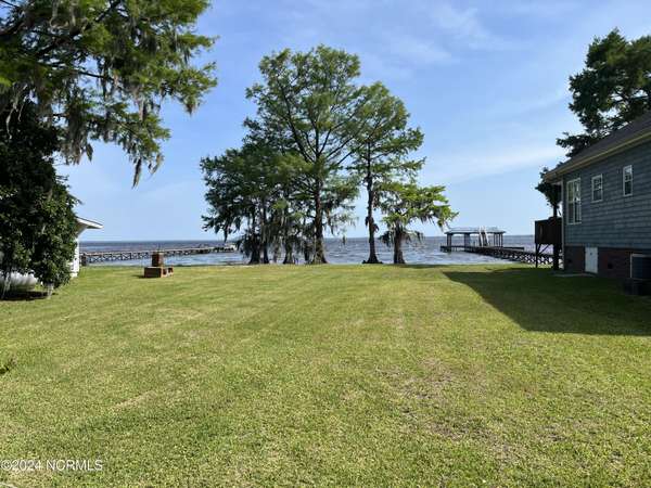 406 Canal Cove RD, Lake Waccamaw, NC 28450