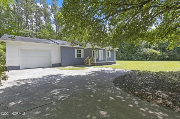 690 Maple Hill School RD, Maple Hill, NC 28454