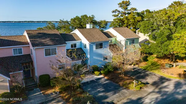 214 Mcginnis DR, Pine Knoll Shores, NC 28512