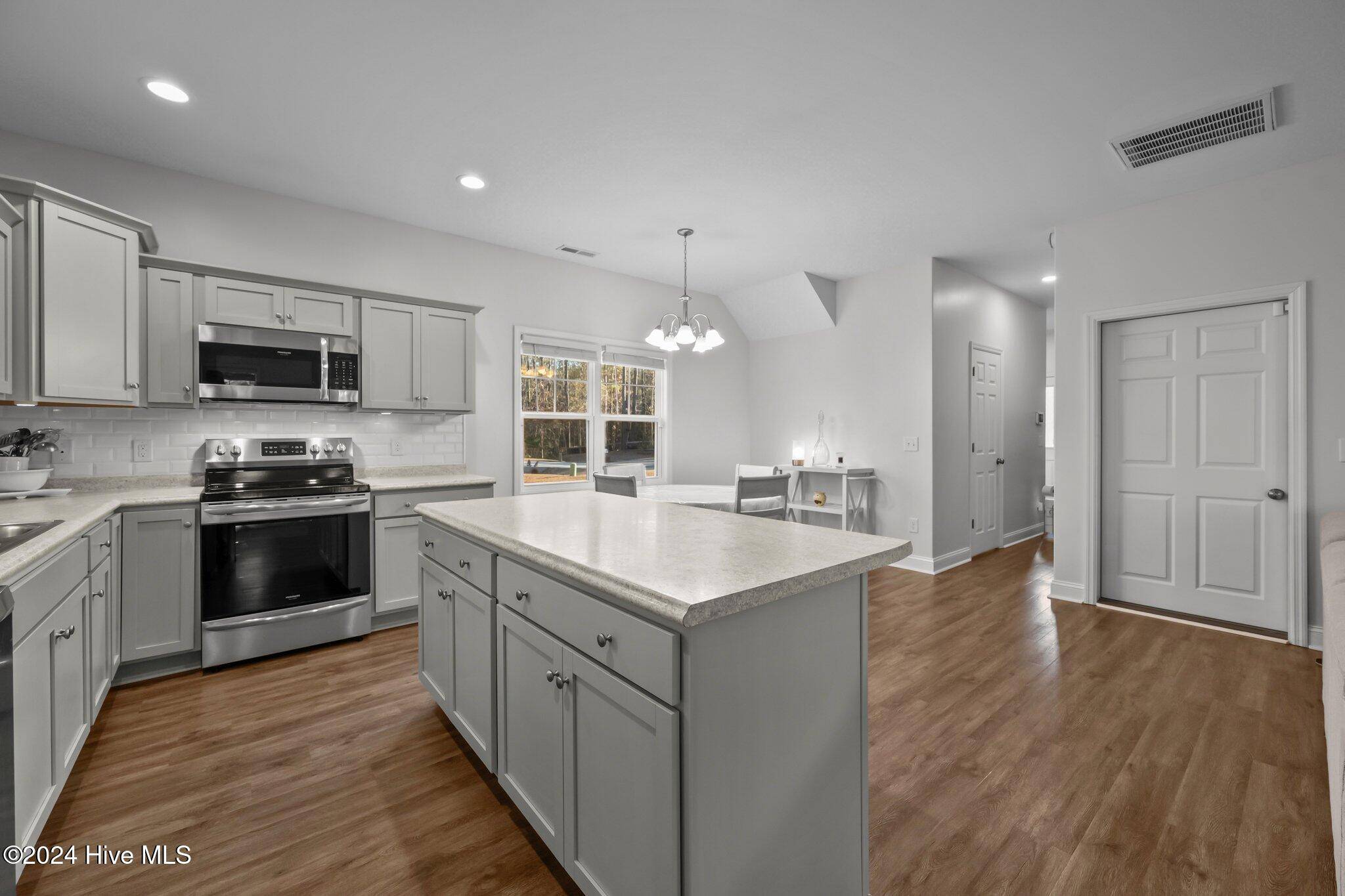 Jacksonville, NC 28540,221 Peters LN