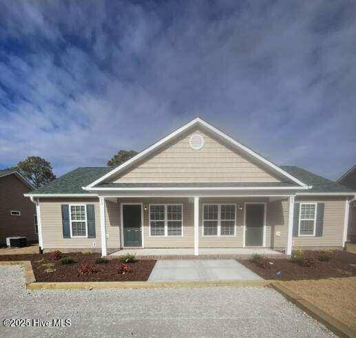 93 Oyster LN, Hubert, NC 28539