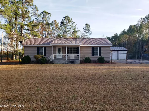 2734 Old Northeast RD, Lake Waccamaw, NC 28450