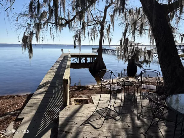 Lake Waccamaw, NC 28450,400 Canal Cove RD