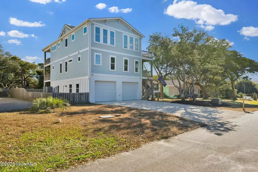 208 SE 78th ST, Oak Island, NC 28465