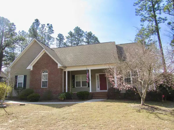 6 Moore DR, Pinehurst, NC 28374