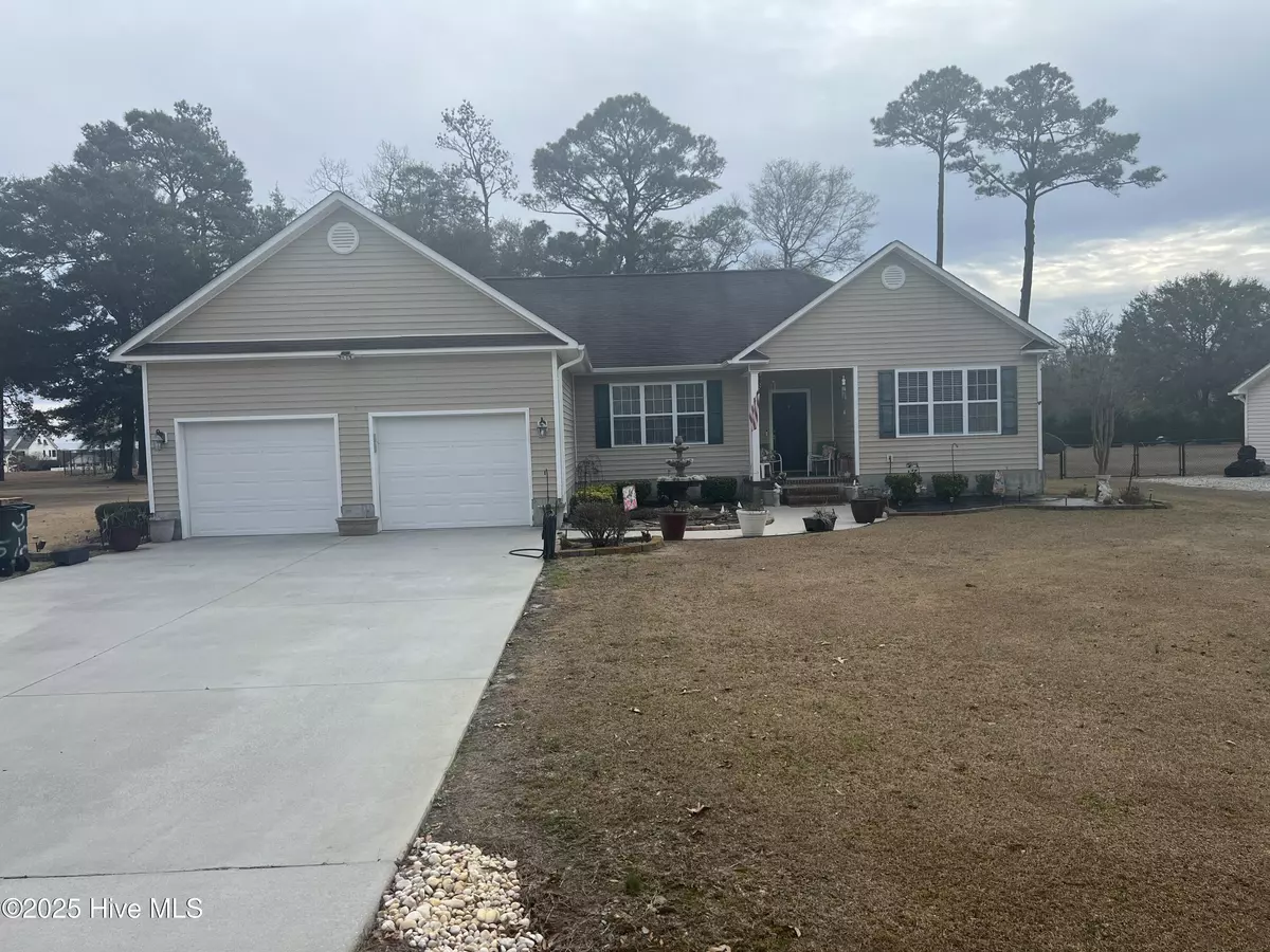 Hubert, NC 28539,215 Oak Grove CIR