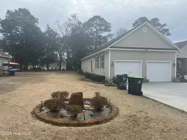 Hubert, NC 28539,215 Oak Grove CIR