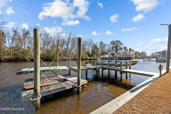 New Bern, NC 28562,2404 Harbor Island RD
