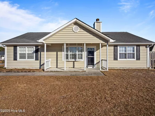 303 Foxridge LN, Hubert, NC 28539