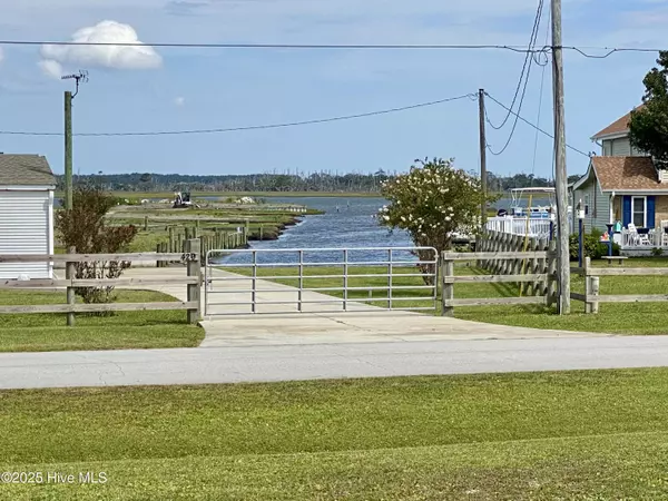 Harkers Island, NC 28531,428 Bayview DR