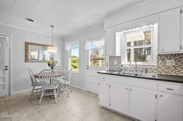 Lake Waccamaw, NC 28450,707 Pecan LN