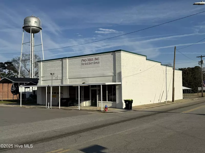 102 NE East Center ST, Calypso, NC 28325