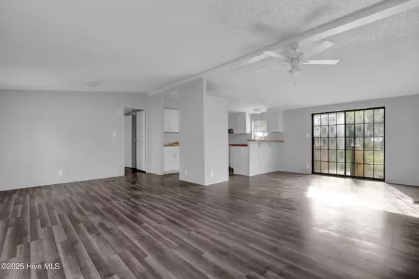 Hubert, NC 28539,114 Deer RD