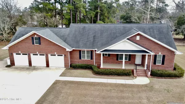 128 Arena DR, Lake Waccamaw, NC 28450