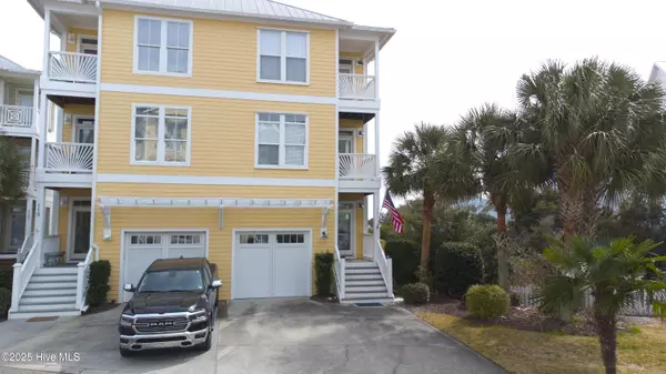 121 Green Turtle LN, Carolina Beach, NC 28428