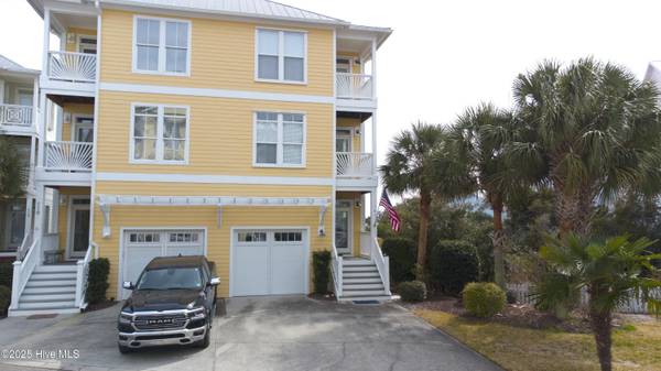 121 Green Turtle LN, Carolina Beach, NC 28428