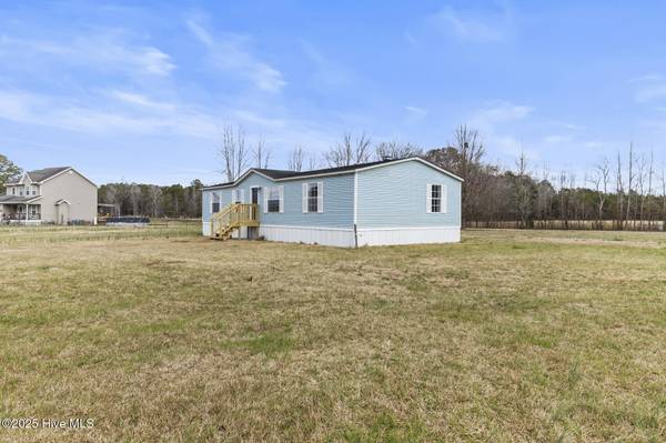 1612 White Oak River RD, Maysville, NC 28555