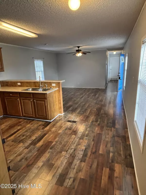 Stantonsburg, NC 27883,831 Parris RD