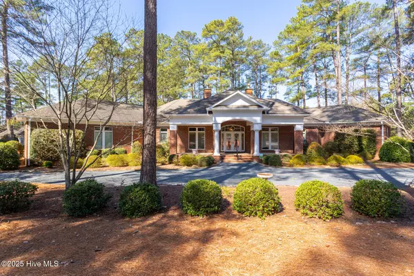 18 Hobkirk CT, Pinehurst, NC 28374