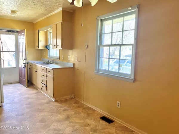 Laurinburg, NC 28352,519 Queensdale ST